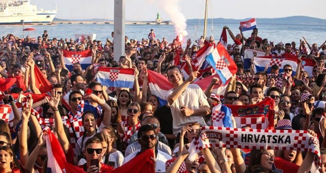 Doček Vatrenih u Splitu: Hiljade ljudi okupilo se na rivi, euforija nakon prvih taktova Thompsonove pjesme...