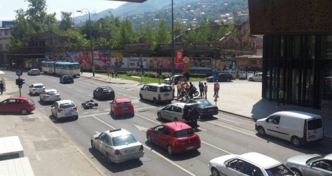 U nesreći na Marijin Dvoru povrijeđen motociklista, prebačen u Opću bolnicu