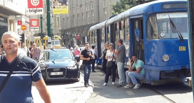 Nesreća na Marindvoru: Sudarili se tramvaj i 'Centrotransov' autobus, glavna raskrsnica zakrčena