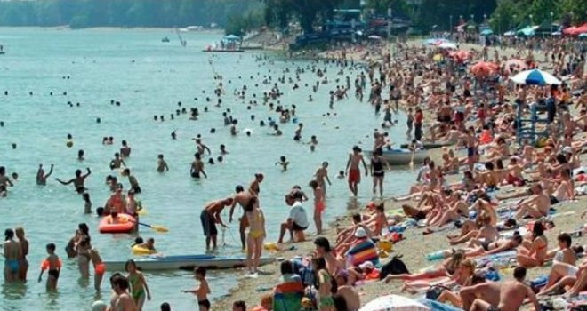 Strava na poznatom kupalištu: Momka i djevojku isjekli nožem i sjekirom dok su igrali odbojku