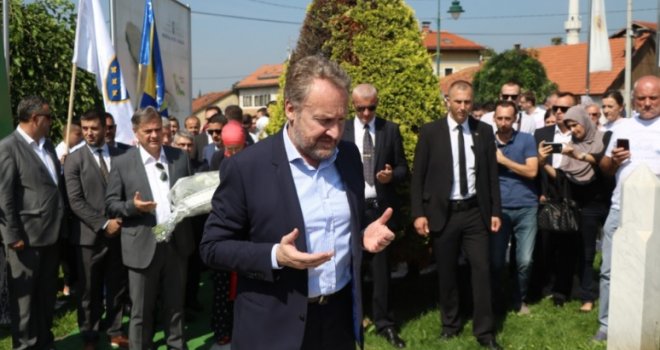 Izetbegović: 'Alija je pred kraj života kazao - Svi neka ostanu šta jesu, Srbi, Hrvati, Bošnjaci, i neka svako...'