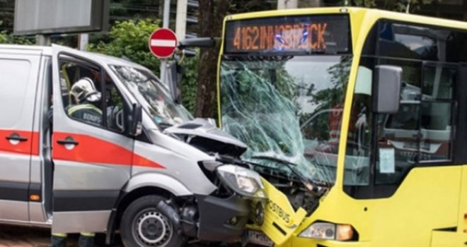 Vozač autobusa, 27-godišnji bh. državljanin, krenuo je na zeleno svjetlo, a onda je uslijedio strahoviti udar... 