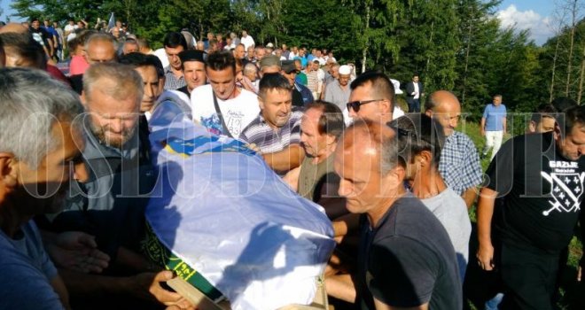 Stotine ljudi na dženazi Rame Bećirovića, Ajanović poručio: Ubijen je od strane države