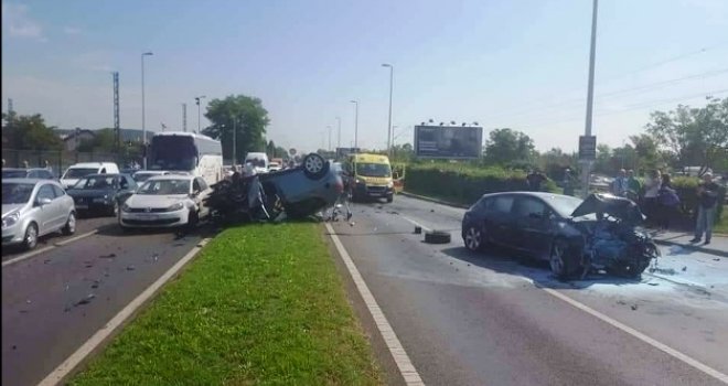 Bh. državljanin napravio užas na cesti: Vozio u suprotnom smjeru, zabio se u drugi auto, od udara ga zapalio, a onda...