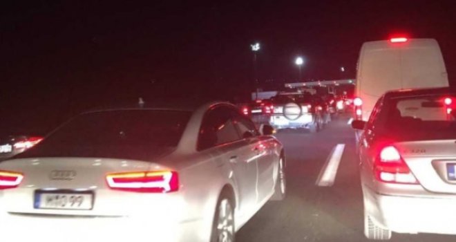 Teška nesreća na autoputu u blizini Sarajeva: Povrijeđeni majka i dvoje djece