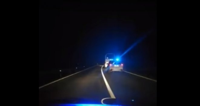 Kao Pišonja i Žuga: Dva migranta iz Sirije ukrala autobus pa se dala u bijeg od policije, ali nisu daleko stigli...