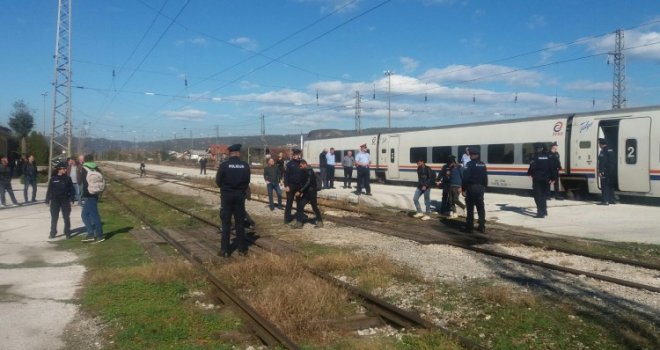 Migrantska kriza: Prvo Talgo vozom stigli u Bihać, a sad će autobusima nazad u 'Ušivak' u Hadžićima...