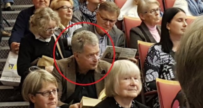 Nevjerovatno: Ovaj čovjek na slici je predsjednik Finske, koji je sjeo na stepenice jer su sve stolice bile zauzete!