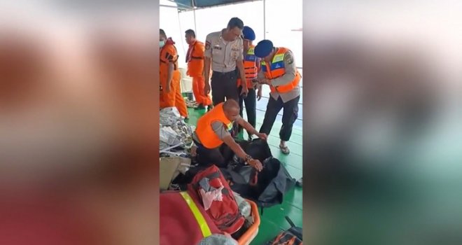 Izvučeni prvi dijelovi tijela žrtava avionske nesreće: Pilot nakon 13 minuta zatražio da se vrate u bazu