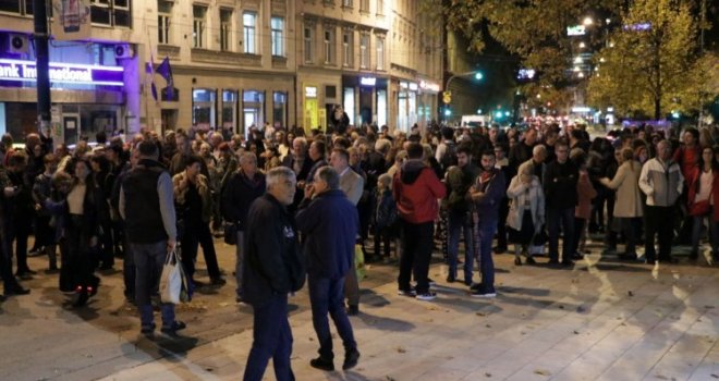 Građani Sarajeva se okupili u znak podrške policiji KS: Nema više tolerisanja života u općoj nesigurnosti