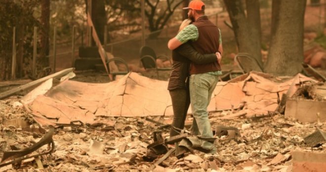 Požar 'Woosley' poharao Malibu: Miley Cyrus i Neil Young među stotinama su ljudi koji su izgubili domove