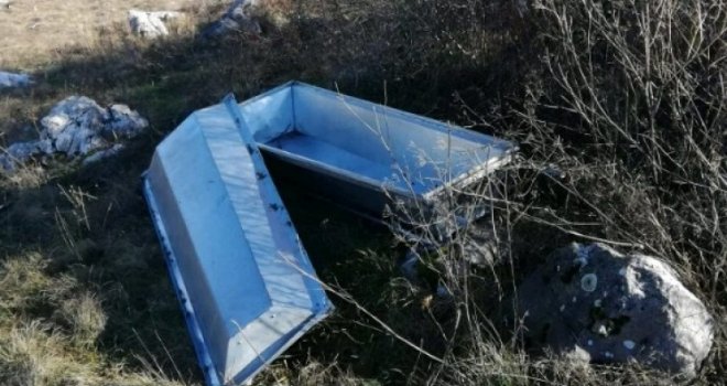 Pored magistralnog puta Livno -Šujica pronađen prazan mrtvački sanduk i jastuk: Pokojnika nema...
