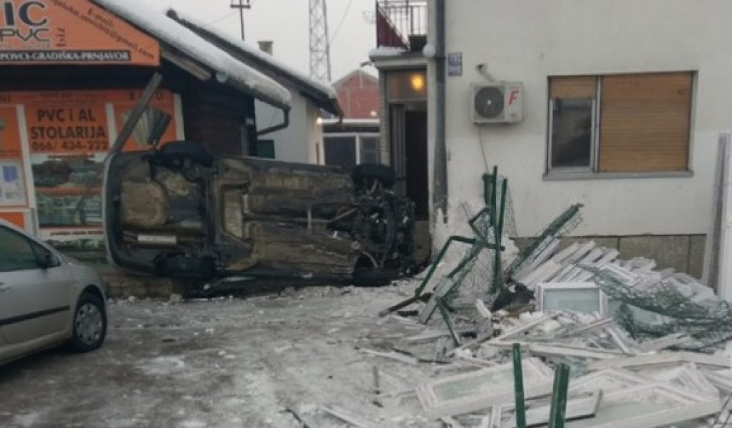 autom-uletio-pred-kucu-banja-luka1