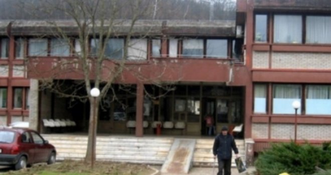 Prvo je razbijao po stanu, a onda majku objema rukama uhvatio za noge i bacio s balkona na šestom spratu...