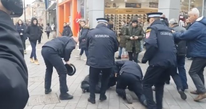 Građani pokušali spriječiti hapšenje: Naguravanje na Trgu Krajine, jedan policajac povrijeđen
