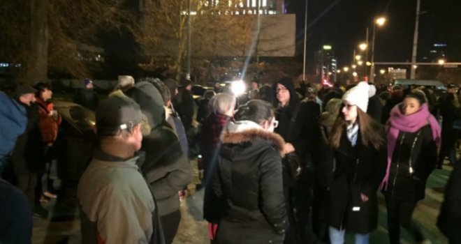 Sarajlije solidarni: Mirnim okupljanjem dali podršku Davoru Dragičeviću, a evo šta je rekao Muriz Memić