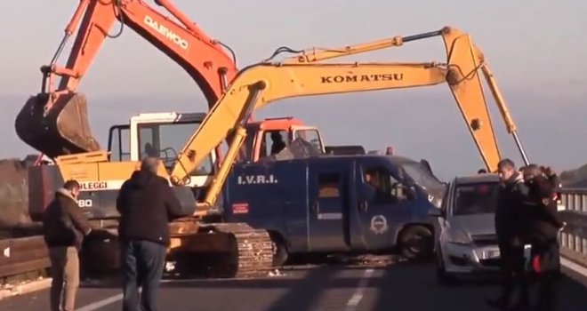 Spektakularna pljačka u Italiji: Bagerima otvorili blindirani kombi i ukrali dva miliona eura