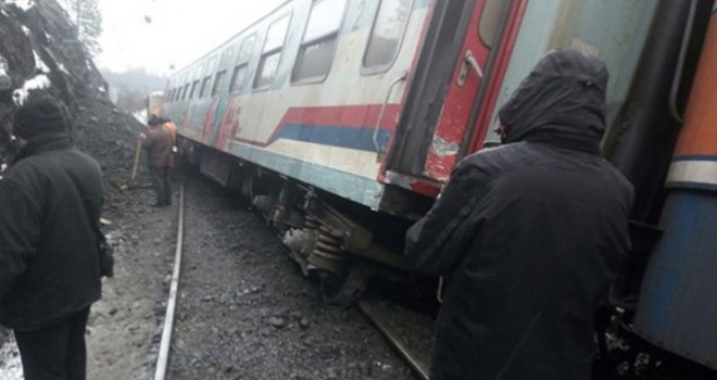 Željeznička nesreća kod Čelinca: Odronilo se kamenje na prugu, mašinovođa povrijeđen, vagon i mašina uništeni