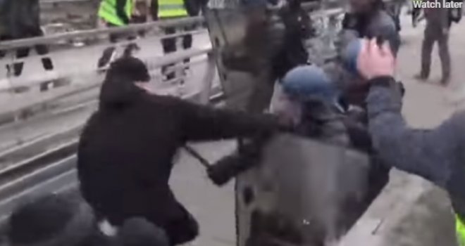 Bivši bokserski šampion namlatio policajce: Pogledajte zašto je njegov okršaj protiv specijalaca postao internetski hit