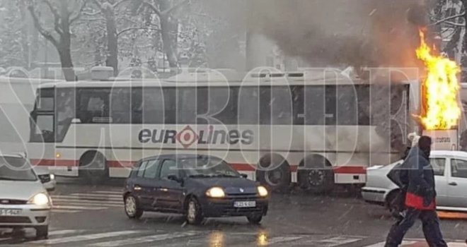 Zapalio se autobus u Alipašinoj ulici: Prvo je počeo kuljati dim, a onda...