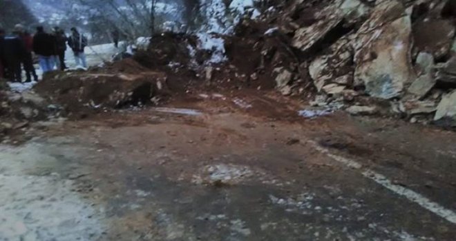 Upozorenje vozačima: Ugažen snijeg, oprez zbog odrona i jakog vjetra