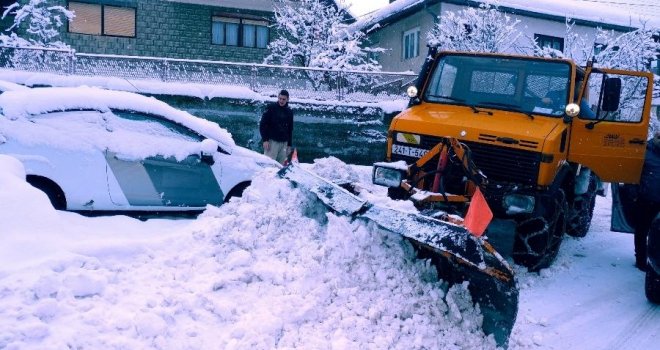 Zatrpani snijegom: Na području Kladnja i Pala i dalje na snazi stanje prirodne nesreće, u toku deblokada naselja