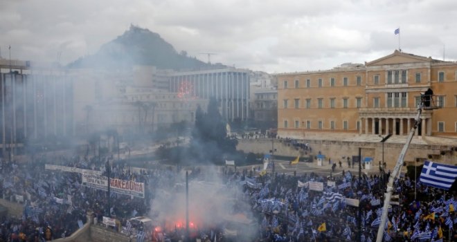Protesti i neredi u Atini: Na kamenovanje i Molotovljeve koktele policija odgovorila suzavcem