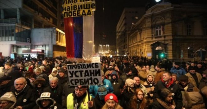 Novi protest u Beogradu, okupljeni poručili: Vučiću, dajte ostavku, bit ćemo Vam iznimno zahvalni