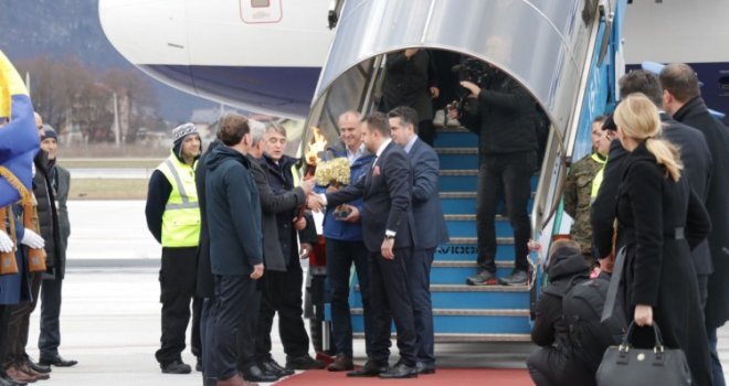 Olimpijska baklja mira stigla u Sarajevo, dočekali je Komšić, Džaferović i Zvizdić