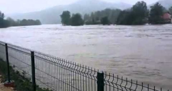 Zbog izlijevanja vode obustavljen saobraćaj na ulazu u Bugojno i Maglaj