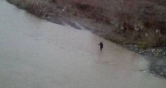 Žena u crnom ušla u nabujalu rijeku Bosnu i nestala