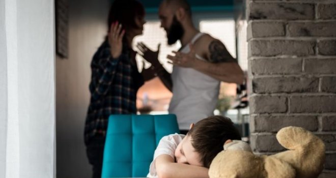 Žena uhapšena jer je mužu rekla da 'puši k…', dobila uslovno 45 dana zatvora. Suprug: 'Govori mi da sam gori od krpelja'