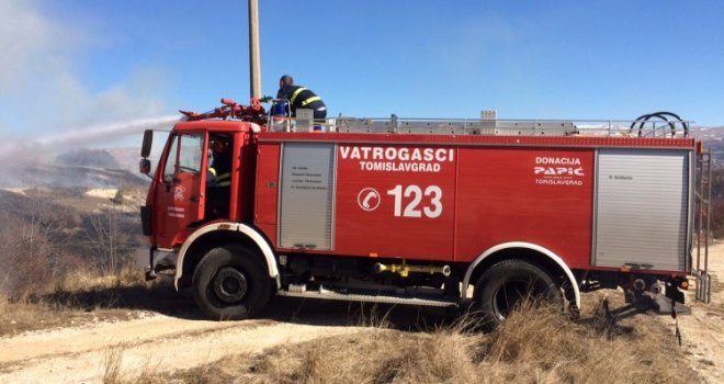 U salonu automobila u Vitezu izgorjelo više vozila