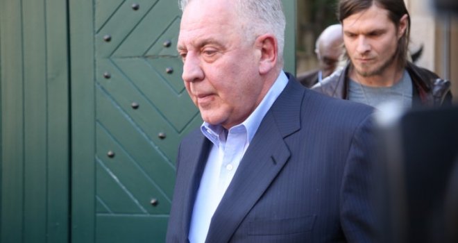 Sanader policijskim automobilom prepraćen u remetinečki zatvor