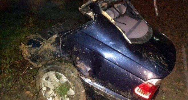 BMW se od siline udara raspao na cesti: Poginuo 27-godišnji mladić, dvoje maloljetnika teško povrijeđeno