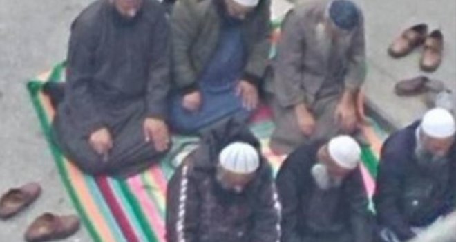 Ne daju se omesti: Grupa muslimana klanjala nasred parkinga u Splitu
