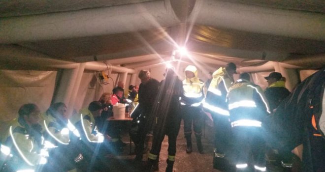 Borba ljudi i prirode: Cijelu noć stotinama vreća branjen grad, voda ipak prodrla u kuće