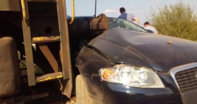 Teška nesreća kod Živinica: Voz udario 'mercedes', jedna osoba poginula, dvoje povrijeđenih