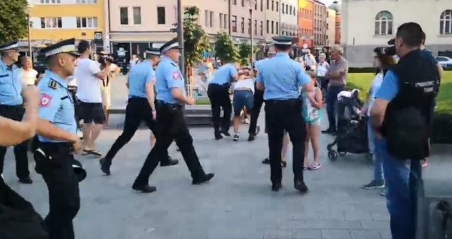 U RS-u petorica na jednog: Policajci oborili na zemlju i priveli starijeg Banjalučanina zbog bizarnog razloga!