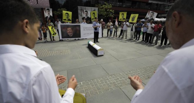 Protest u glavnom gradu BiH: Kroz Sarajevo pronesen 'tabut' Mohameda Morsija