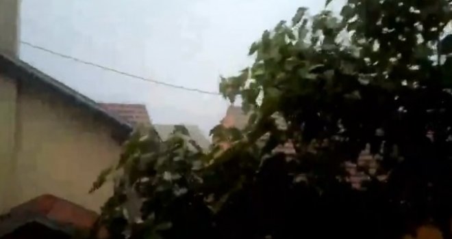 Crni oblaci donijeli oluju: Jako nevrijeme, praćeno kišom. vjetrom i ledom, stiglo u BiH 