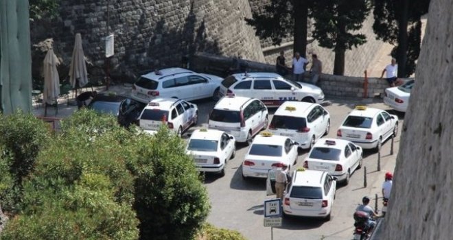 Taksista iz Dubrovnika 'oderao' turiste, a onda im kusur vratio u srpskim dinarima