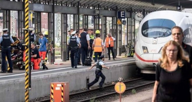 Strava u Frankfurtu: Muškarac gurnuo majku i dječaka pred voz, osmogodišnjak se nije spasio...