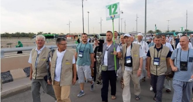 Bh. hadžije u Medini: Ko ima para, nek' ide na Bahame... Dragi Allah je nas odabrao, da smo svi u dva čaršafa jednaki...