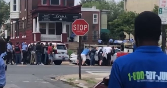 Drama u Philadelphiji: Zarobio policajce, satima pucao po njima... Sve direktno prenosio putem Facebooka?!