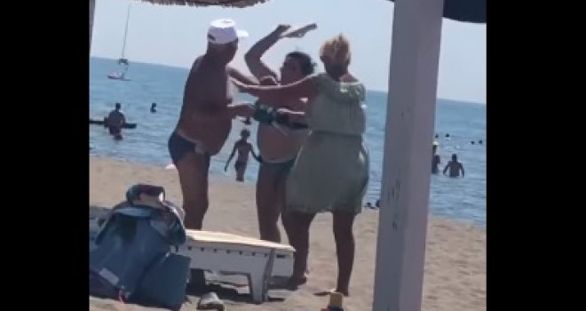 Sve snimljeno: Zabilježena tučnjava muškarca i žene na plaži u Ulcinju