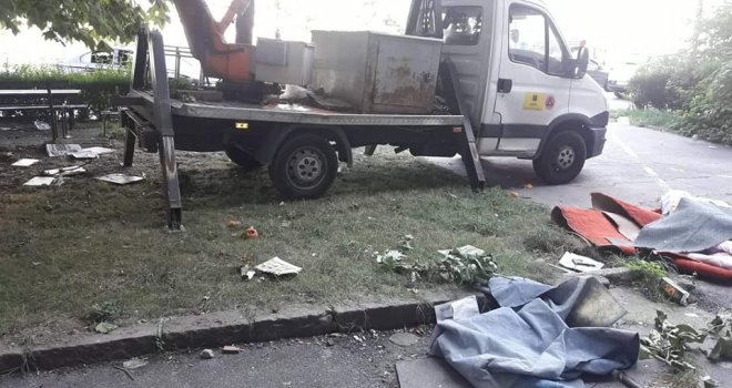 Stanari na Dolac Malti poizbacivali pokućstvo kroz prozor: Ćilimi i prostirke na granama, a tek na cesti...