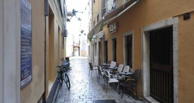 Bijes na Jadranu: Dozlogrdila mu buka sa terase obližnjeg kafića, pa sa balkona goste zalio kantom hladne vode!