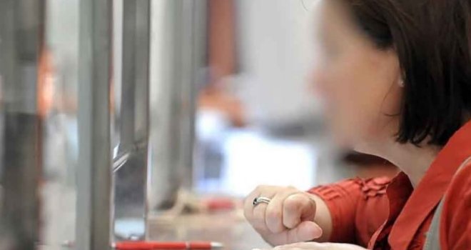 Lupila je šakom i viknula 'umukni, glupačo'! Uvrijedila službenicu za šalterom, sad je čeka paprena kazna!