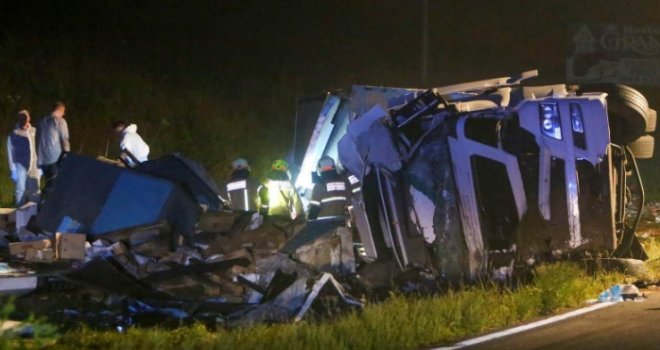 Državljanin BiH poginuo u stravičnoj nesreći u Hrvatskoj: Nakon udarca teretno vozilo se prevrnulo i zajedno s autom sletjelo...